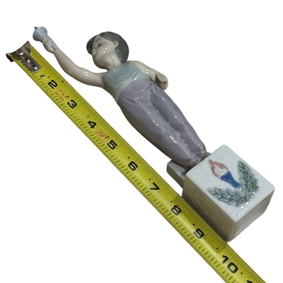 Vintage Authentic Lladro Olympian Holding Flame Glazed Ceramic Figurine - Picture 8 of 10